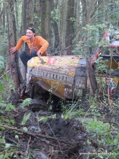 В болотах под Калинковичами внедорожники устроили гонки на выживание (фото)