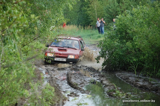 В болотах под Калинковичами внедорожники устроили гонки на выживание (фото)