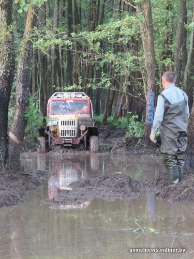 В болотах под Калинковичами внедорожники устроили гонки на выживание (фото)
