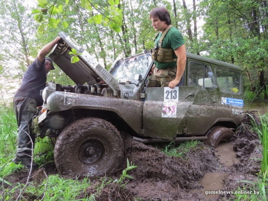 В болотах под Калинковичами внедорожники устроили гонки на выживание (фото)