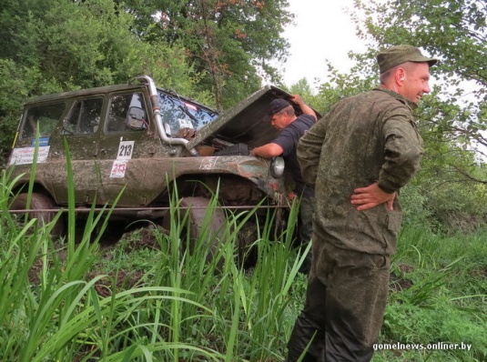 В болотах под Калинковичами внедорожники устроили гонки на выживание (фото)