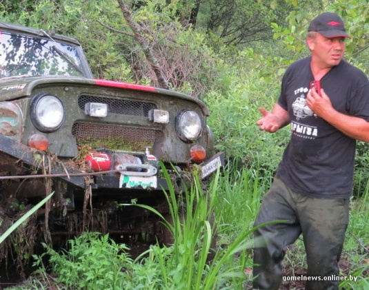 В болотах под Калинковичами внедорожники устроили гонки на выживание (фото)