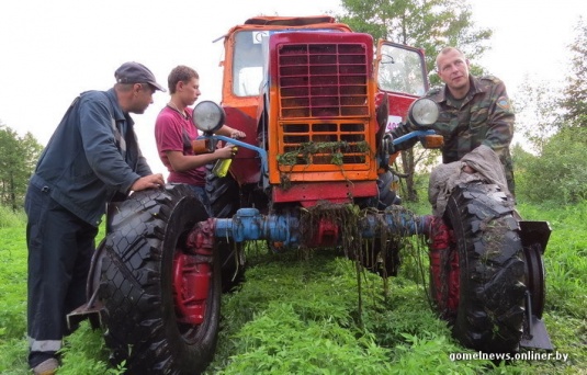 В болотах под Калинковичами внедорожники устроили гонки на выживание (фото)