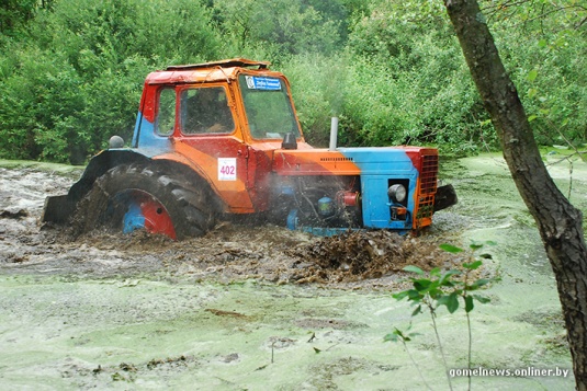 В болотах под Калинковичами внедорожники устроили гонки на выживание (фото)