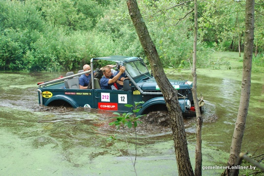 В болотах под Калинковичами внедорожники устроили гонки на выживание (фото)