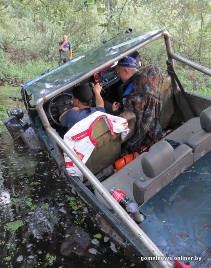 В болотах под Калинковичами внедорожники устроили гонки на выживание (фото)