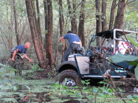 В болотах под Калинковичами внедорожники устроили гонки на выживание (фото)