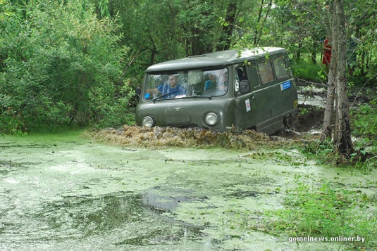В болотах под Калинковичами внедорожники устроили гонки на выживание (фото)