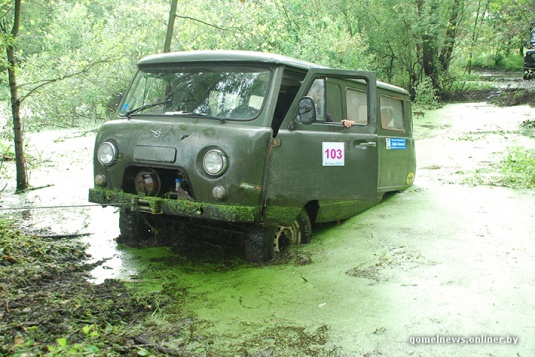 В болотах под Калинковичами внедорожники устроили гонки на выживание (фото)