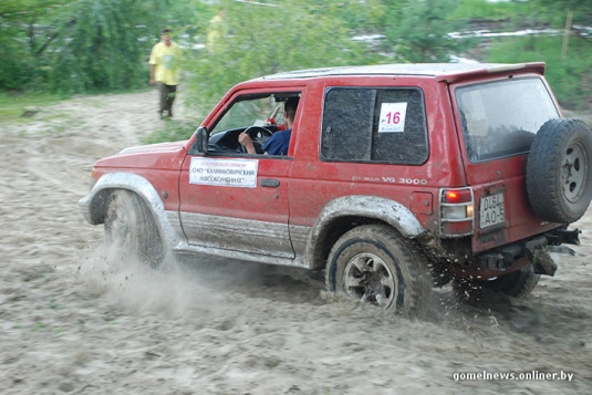 В болотах под Калинковичами внедорожники устроили гонки на выживание (фото)