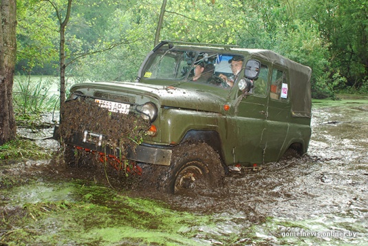 В болотах под Калинковичами внедорожники устроили гонки на выживание (фото)