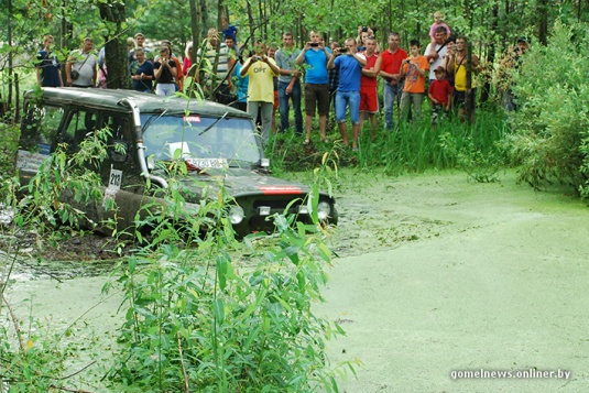В болотах под Калинковичами внедорожники устроили гонки на выживание (фото)