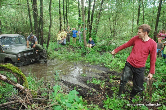 В болотах под Калинковичами внедорожники устроили гонки на выживание (фото)