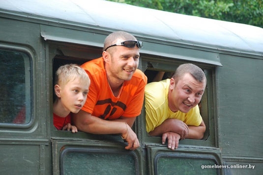 В болотах под Калинковичами внедорожники устроили гонки на выживание (фото)