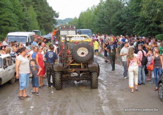В болотах под Калинковичами внедорожники устроили гонки на выживание (фото)