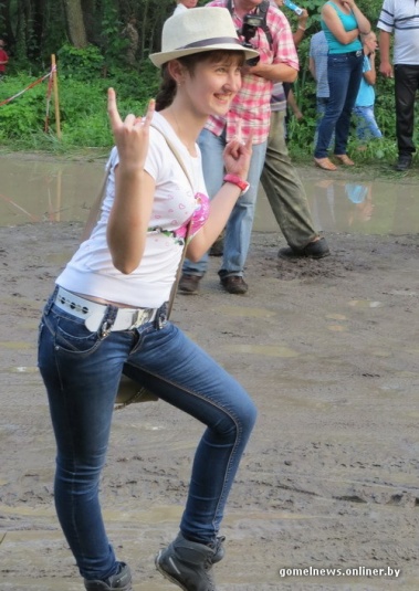 В болотах под Калинковичами внедорожники устроили гонки на выживание (фото)