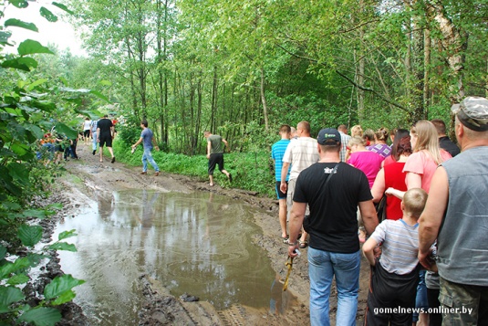В болотах под Калинковичами внедорожники устроили гонки на выживание (фото)