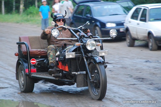 В болотах под Калинковичами внедорожники устроили гонки на выживание (фото)