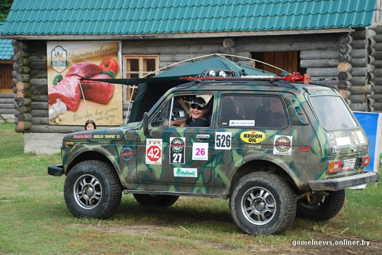 В болотах под Калинковичами внедорожники устроили гонки на выживание (фото)