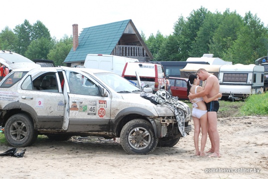 В болотах под Калинковичами внедорожники устроили гонки на выживание (фото)