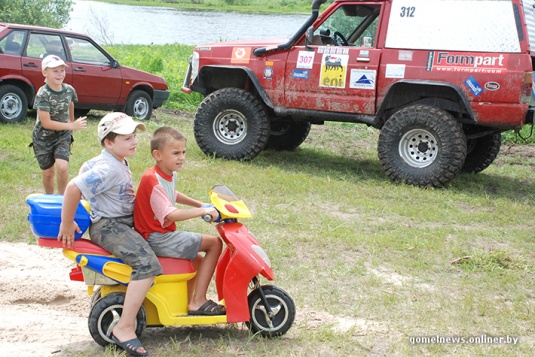 В болотах под Калинковичами внедорожники устроили гонки на выживание (фото)