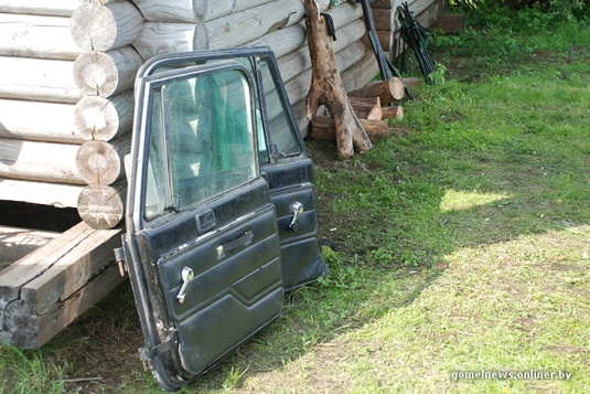В болотах под Калинковичами внедорожники устроили гонки на выживание (фото)