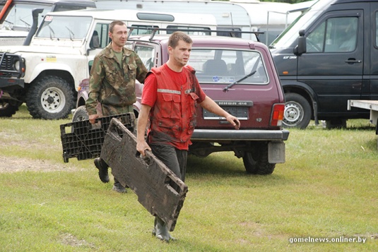 В болотах под Калинковичами внедорожники устроили гонки на выживание (фото)