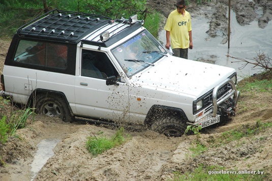 В болотах под Калинковичами внедорожники устроили гонки на выживание (фото)
