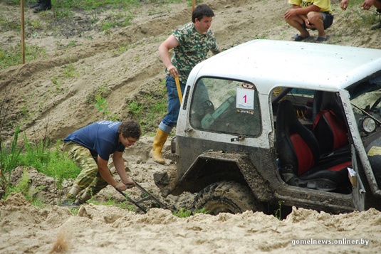 В болотах под Калинковичами внедорожники устроили гонки на выживание (фото)