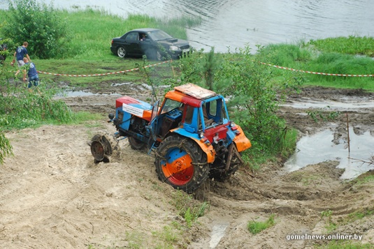 В болотах под Калинковичами внедорожники устроили гонки на выживание (фото)