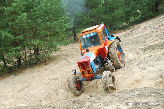 В болотах под Калинковичами внедорожники устроили гонки на выживание (фото)