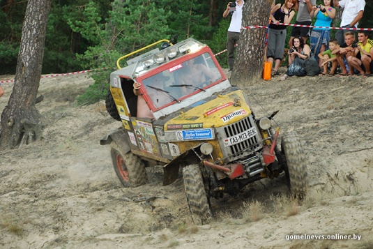 В болотах под Калинковичами внедорожники устроили гонки на выживание (фото)