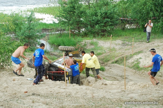 В болотах под Калинковичами внедорожники устроили гонки на выживание (фото)