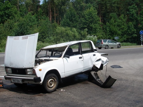 Под Гомелем после удара сзади учебный автомобиль с беременной девушкой за рулем стал кувыркаться по дороге (фото)