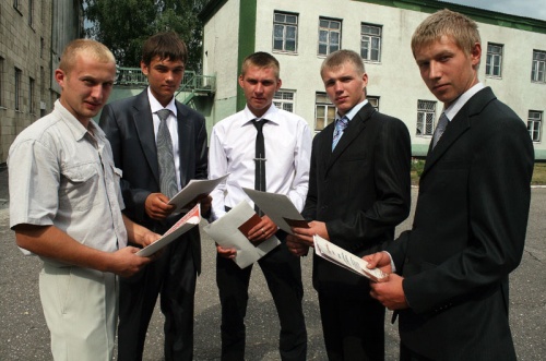 Вступая во взрослую жизнь. В Поставском профтехколледже прошёл выпускной (+фото)