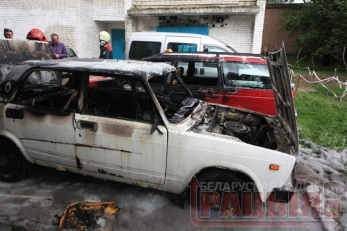 В центре Гродно сгорел автомобиль, очевидцы говорят о поджоге