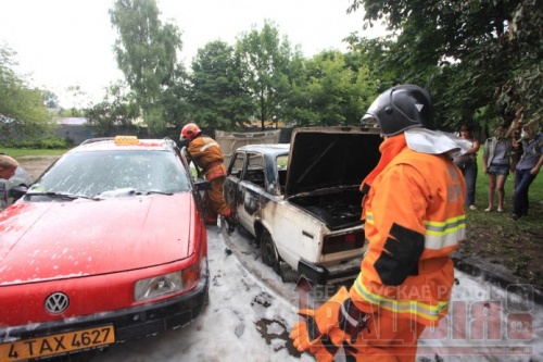 В центре Гродно сгорел автомобиль, очевидцы говорят о поджоге