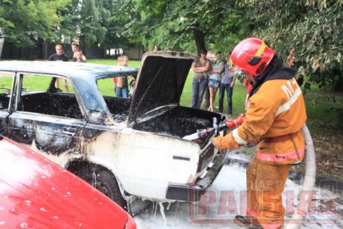 В центре Гродно сгорел автомобиль, очевидцы говорят о поджоге