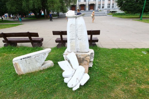 В Могилёве разбили скульптуру возле консерватории (фото)