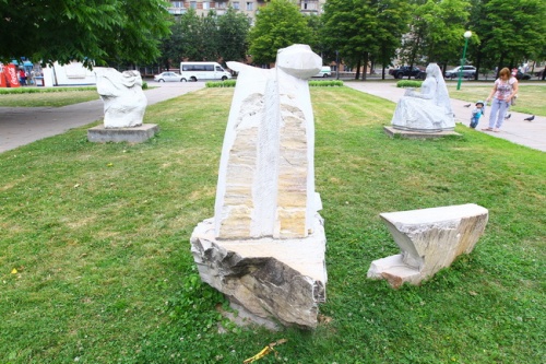В Могилёве разбили скульптуру возле консерватории (фото)