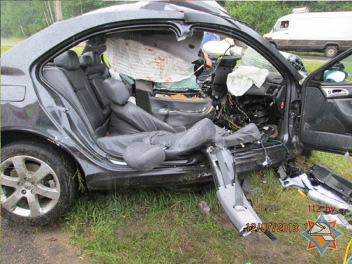 В Борисовском районе 37-летний водитель "Пежо" врезался в столб. Фото