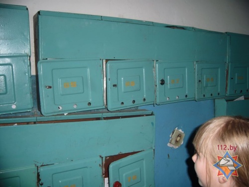 В Светлогорске спасатели помогли девочке достать палец из отверстия почтового ящика (фото)