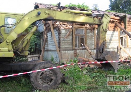 В Гродно рабочие начали сносить дом, в котором находились жильцы