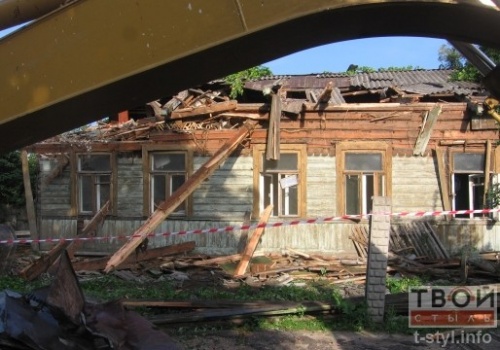В Гродно рабочие начали сносить дом, в котором находились жильцы