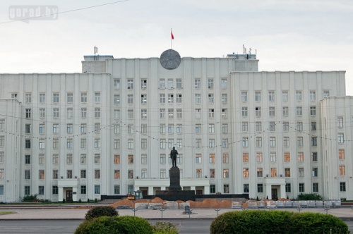 Новая плитка и клумбы – реконструкция площади Ленина продолжается (фото разных лет)
