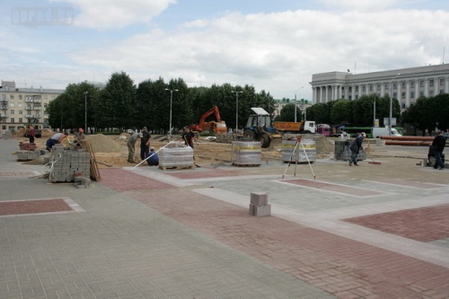 Новая плитка и клумбы – реконструкция площади Ленина продолжается (фото разных лет)