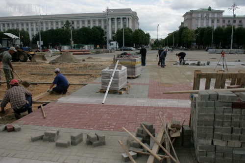 Новая плитка и клумбы – реконструкция площади Ленина продолжается (фото разных лет)