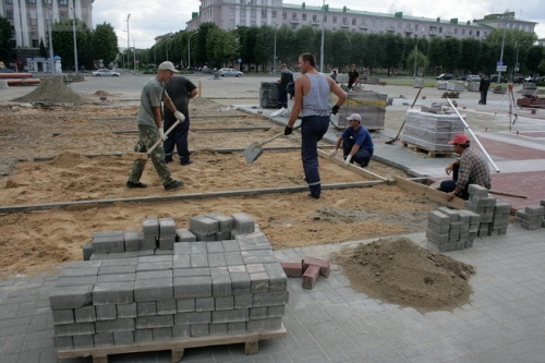 Новая плитка и клумбы – реконструкция площади Ленина продолжается (фото разных лет)
