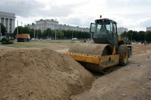 Новая плитка и клумбы – реконструкция площади Ленина продолжается (фото разных лет)