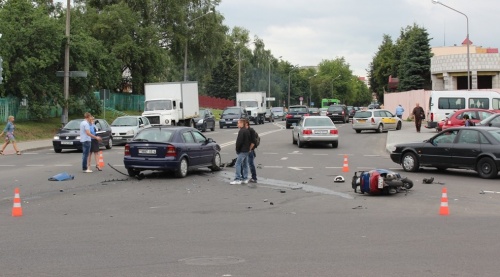В Гродно водитель Opel отвлекся и не увидел встречный скутер